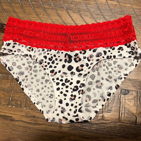 Victoria’s Secret Low-rise Hiphugger panty NWT Size XS leopard print lace trim - Picture 1 of 7
